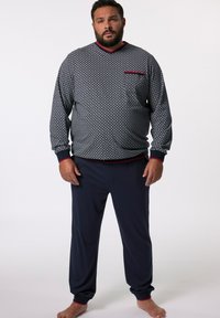 Navy Pyjama-Set mit gemustertem Langarmoberteil und roten Akzenten sowie passenden Hosen mit Bündchen. Hergestellt aus weichem Stoff, bequeme Passform.