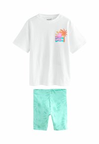 T-shirt blanche à manches courtes avec un motif coloré "SURF CLUB" ; shorts verts menthe avec un motif tie-dye. Les deux sont fabriqués à partir d'un tissu doux.