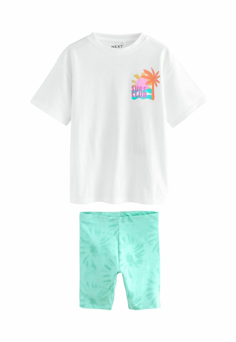 T-shirt blanche à manches courtes avec un motif coloré "SURF CLUB" ; shorts verts menthe avec un motif tie-dye. Les deux sont fabriqués à partir d'un tissu doux.