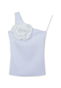 Top bianco a costine con una spallina, caratterizzato da un grande fiore in tessuto bianco sul lato sinistro. Tessuto liscio, design aderente.