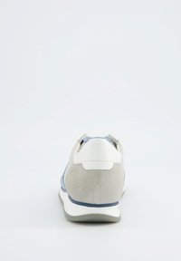 Herren Sneaker aus grauem Wildleder und weißem Leder, mit blauen Akzenten und einer gepolsterten Sohle, die für Komfort und Unterstützung sorgt.