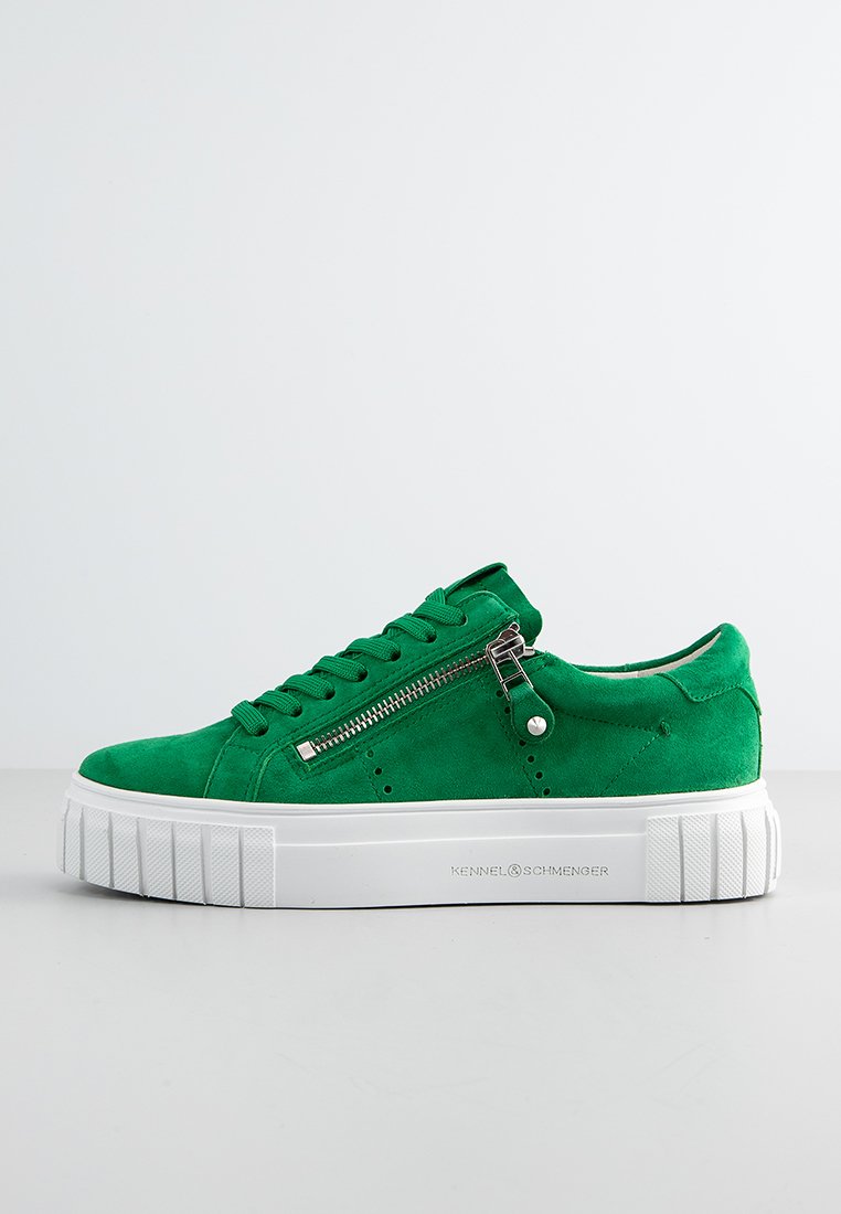 Grüne Wildleder-Sneaker mit einer dicken weißen Sohle, ausgestattet mit einem seitlichen Reißverschluss, einer Schnürung vorne und perforierten Details am Obermaterial.