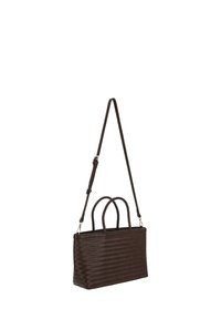 Getailleerde bruine handtas met twee korte handvatten en een lange verstelbare riem. Rechthoekige vorm met een visgraatpatroon.