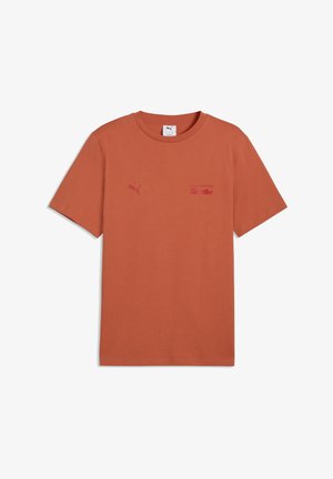 Kortærmet t-shirt i rustfarve med Puma-logo på venstre bryst og falmet tekst "Porsche Design Turbo" på højre brystområde.