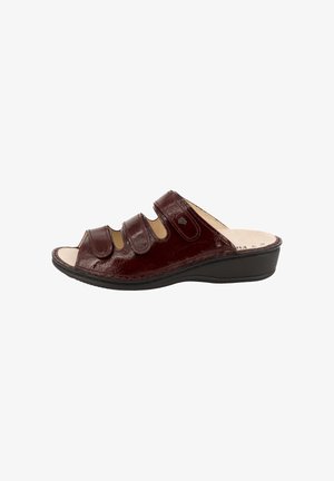 Sandale femme bordeaux en cuir avec bout ouvert, équipée de trois sangles réglables en Velcro et d'une semelle compensée noire basse.