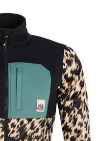 Schwarze Jacke mit ärmeln im Leopardenmuster, einer türkisfarbenen Brusttasche mit einem "Protest Find Your Trail" Logo-Patch und einer vertikalen Reißverschlusstasche.