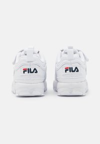 Sneakers bianchi con tomaia in pelle testurizzata, dotati di un logo Fila blu e rosso e linguette sul tallone per una facile calzata.