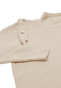 Maglione a coste beige con collo alto, dotato di bottoni a pressione in tonalità argento sulla spalla e maniche lunghe con polsini a coste.