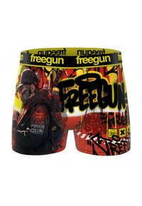 Boxers graphiques présentant un éclatant schéma de couleurs jaune et rouge avec des designs de style graffiti, une ceinture noire portant le logo "freegun" et des illustrations détaillées.
