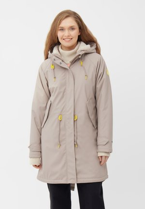 Manteau long beige avec capuche, doté de cordons de serrage jaunes, de poches latérales et d'un intérieur texturé. Tissu lisse et coupe loose.