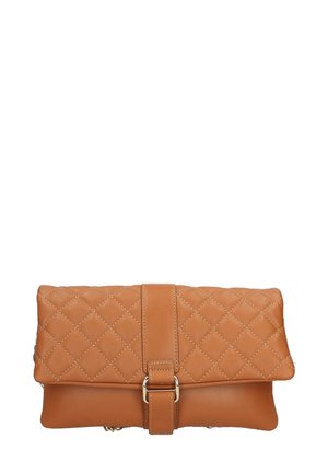 Clutch in pelle marrone chiaro con texture trapuntata, pattina pieghevole, hardware in tono oro e una tracolla frontale con dettaglio a fibbia.