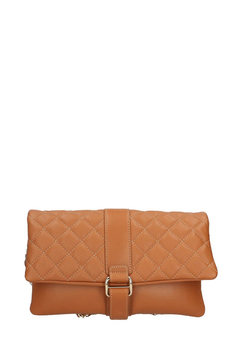 Clutch in pelle marrone chiaro con texture trapuntata, pattina pieghevole, hardware in tono oro e una tracolla frontale con dettaglio a fibbia.