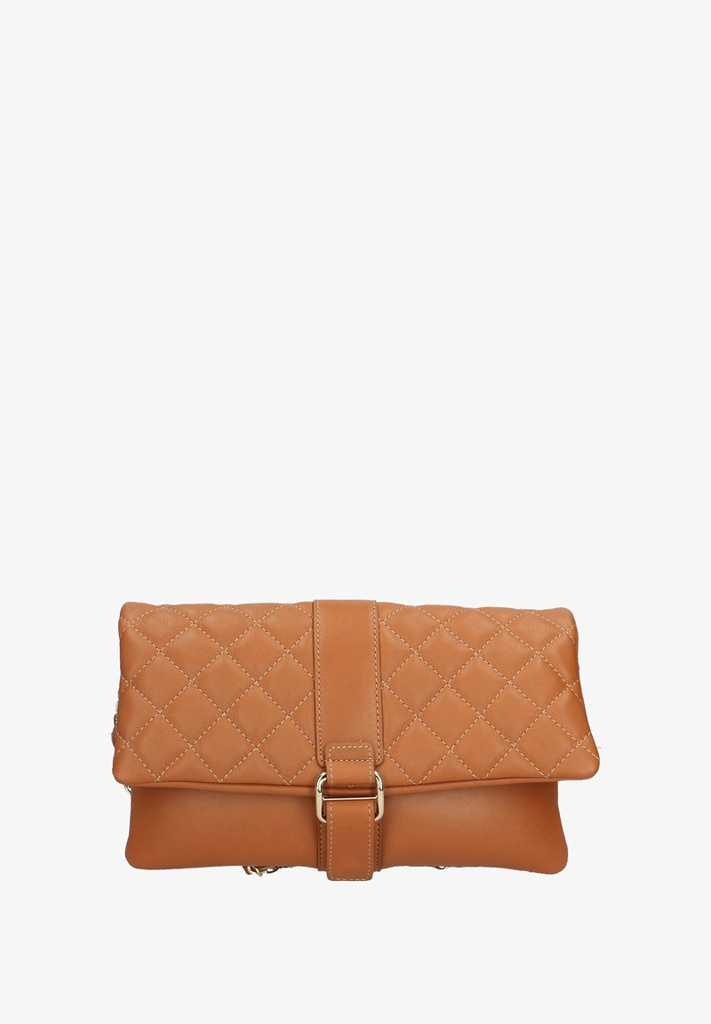 Clutch in pelle marrone chiaro con texture trapuntata, pattina pieghevole, hardware in tono oro e una tracolla frontale con dettaglio a fibbia.