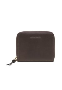 Portefeuille en cuir marron avec fermeture éclair, logo embossé et texture lisse. Comprend un pompon en cuir sur la fermeture éclair et a une forme rectangulaire.