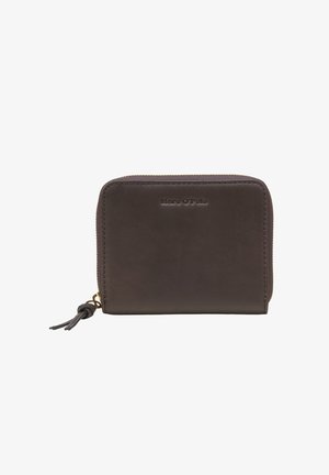Portafoglio in pelle marrone con chiusura a zip, logo impresso e texture liscia. Presenta un pon-pon in pelle sulla zip e una forma rettangolare.