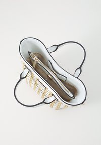 Borsa intrecciata con sezioni alternate bianche e beige, rifiniture nere e due manici. Include una tasca interna con zip.