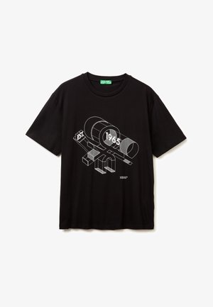 Camiseta de algodón negra con un diseño gráfico blanco que presenta formas geométricas, el texto "EST 1965" y el logotipo de la marca en la parte frontal.