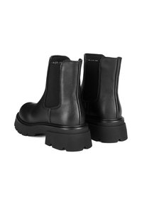 Czarne skórzane botki za kostkę z elastycznymi panelami po bokach i masywnymi gumowymi podeszwami. Gładka faktura, zaokrąglone noski i minimalistyczny design.