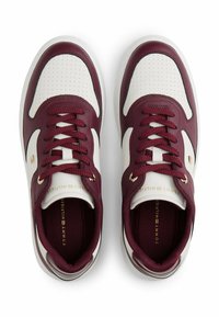 Bordowe i białe sneakersy z perforowaną skórzaną cholewką, dopasowanymi sznurowadłami, wyściełanym wnętrzem oraz subtelnym brandingiem z boku i na pięcie.