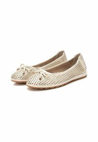 Bailarinas perforadas en color beige con un diseño de cordones y una suela de goma flexible. Textura suave con punta redondeada y perfil bajo.
