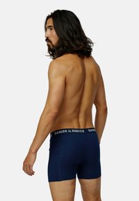 Námořnické modré boxerky s černým páskem označeným "DANISH ENDICE," prezentující se fitted designem a měkkým, pružným materiálem.