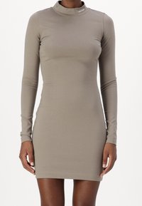 Długa, dopasowana sukienka z długim rękawem w jasnobrązowym materiale. Wysoki kołnierz z logo Calvin Klein przy dekolcie. Gładka tekstura, długość do kolan.