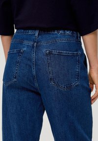 s.Oliver KAROLIN MIT BARREL LEG - Jeansy Relaxed Fit