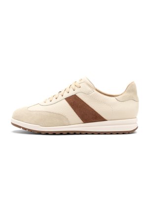 Sneaker beige in pelle e camoscio con una striscia diagonale marrone, tomaia texture, punta rotonda e suola imbottita. Chiusura con lacci.