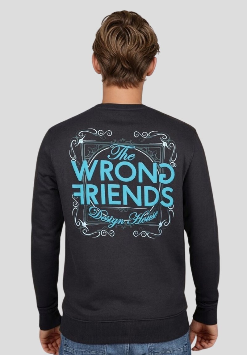 Svart sweatshirt med rund hals, prydd med en blå grafisk design av "The WRONG FRIENDS Design House" på baksidan med utsmyckade detaljer.
