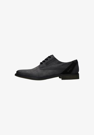 Schwarzer Herrenschuh aus Leder mit Schnürung vorne und niedrigem Absatz, Seitenansicht vor weißem Hintergrund.