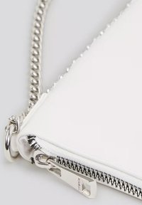 Clutch in finta pelle bianca con tracolla in metallo argentato, dotato di chiusura con zip, bordo testurizzato e tirazip metallico.