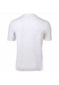 Biała koszulka z krótkim rękawem i okrągłym dekoltem, wykonana z lekkiego materiału o delikatnej fakturze, bez widocznych wzorów ani grafiki.