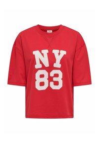 Rode katoenen T-shirt met korte mouwen, met een witte afdruk van "NY 83" op de voorkant. Ronde halsontwerp met een losse pasvorm.