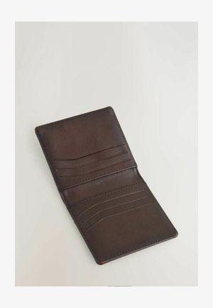 Brun læderpung med flere kortlommer. Glat tekstur, rektangulær form og kontrasterende syning. Åbner fladt.
