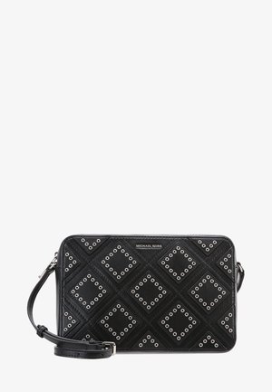Sac bandoulière rectangulaire noir Michael Kors avec motif matelassé en losange et œillets argentés, avec bandoulière réglable et logo sur le devant.