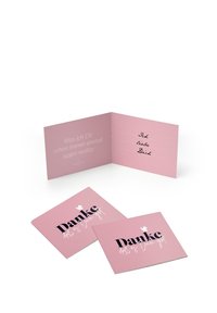 Rožinė sveikinimo atvirukų rinkinys, kuriame yra sulankstomas atvirukas ir du plokšti atvirukai. Tekste yra „Danke“ juoda spalva su baltais akcentais, taip pat vietos asmeniniams pranešimams.