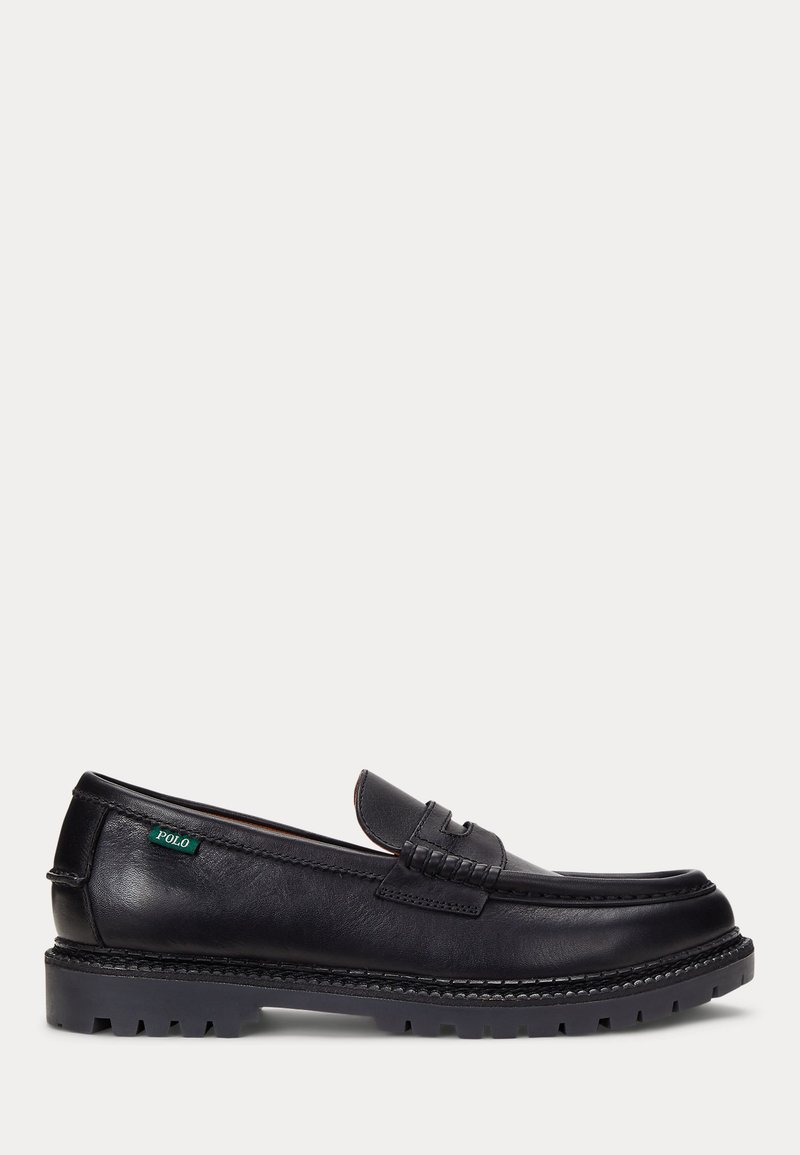 Zwarte leren loafer met een stevige rubberen zool, moc toe stiksel en een klein groen "Polo" stoffen label aan de zijkant.