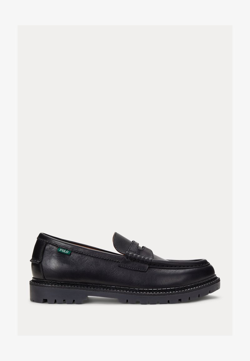 Zwarte leren loafer met een stevige rubberen zool, moc toe stiksel en een klein groen "Polo" stoffen label aan de zijkant.