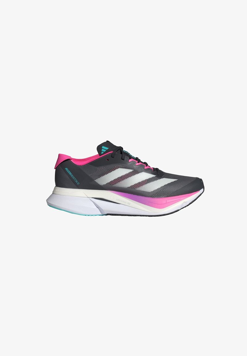 Shoe de corrida com um cabedal em rede cinza, realces em rosa e riscas brancas. Apresenta uma sola almofadada e um design elegante e aerodinâmico.