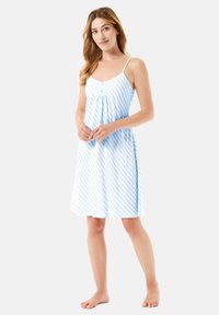 Vestido de dormir azul claro con rayas blancas, tirantes finos y un corpiño fruncido con botones. Tejido suave, diseño hasta la rodilla.