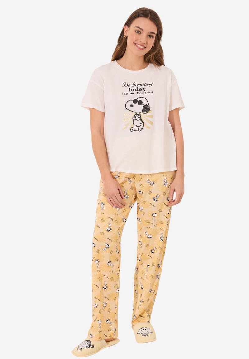 Witte T-shirt met korte mouwen en een Snoopy-graphic, gecombineerd met gele pyjamabroek met Snoopy-patronen. Zachte stof en een relaxte pasvorm.