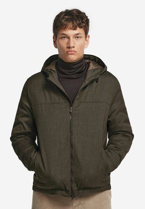 Dunkelgrüne isolierte Jacke mit Kapuze, Frontreißverschluss, zwei seitlichen Taschen und glatter Textur. Gefüttertes Innenleben in einem helleren Farbton.
