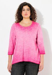 Langärmliges Oberteil in sanftem Material mit einem Farbverlauf in Pink, Rundhalsausschnitt und lockerer Passform, dazu einen etwas längeren hinteren Saum.