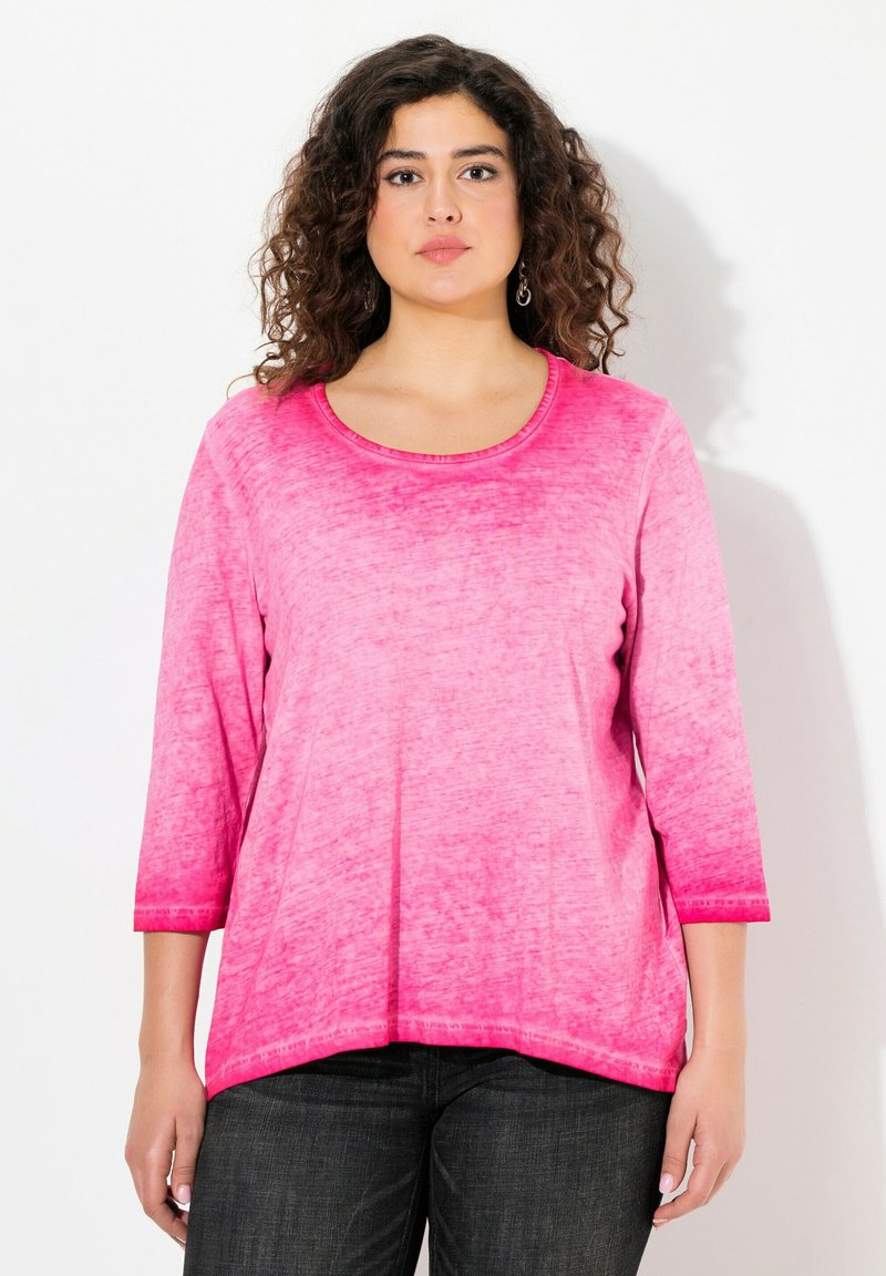 Maglietta a maniche lunghe con gradiente rosa in materiale morbido, presenta un colletto rotondo e una vestibilità rilassata con un orlo posteriore leggermente più lungo.