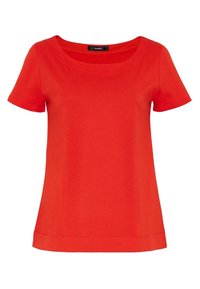 Camiseta corta roja de manga corta fabricada en suave algodón. Presenta un escote redondeado y un dobladillo recto, ofreciendo un ajuste relajado.