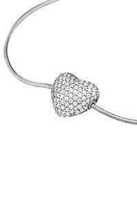 Srebrny naszyjnik z sercowym wisiorkiem, wysadzanym okrągłymi białymi kamieniami, z gładkim, elastycznym łańcuszkiem.