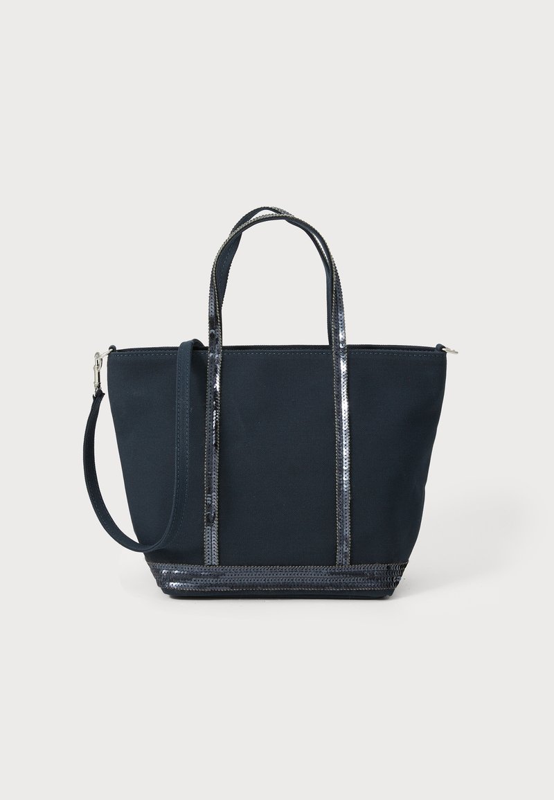 Sac fourre-tout en toile bleu marine avec deux courtes poignées et une bandoulière amovible. Doté d'accents argentés brillants et d'un zip sur le dessus.