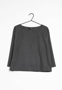 Grijze langemouwen shirt tentoongesteld op een zwarte hanger. Heeft een ruime halslijn, een relaxte pasvorm en een zachte, gladde textuur.