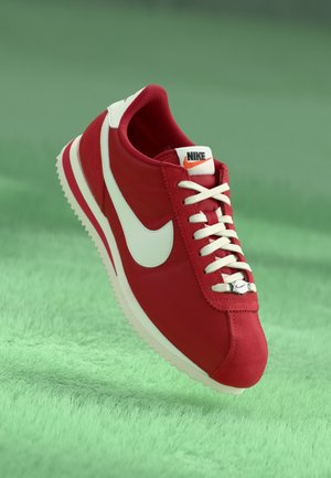 Nike Sportswear CORTEZ SE - Trainers - gym red/sail