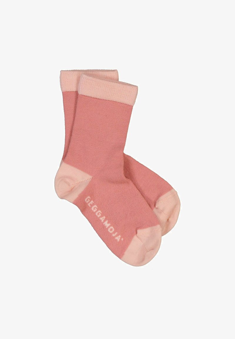 Lyserøde bomuldsstrømper med en lysere lyserød ribkant og tådetaljer. Mærkenavnet "Geggamoja" er trykt i hvidt på siden.